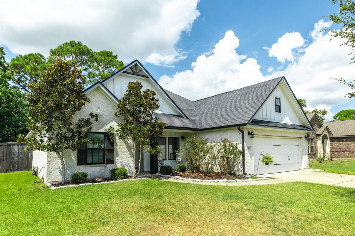 Attached, Exterior, Facade, Farmhouse