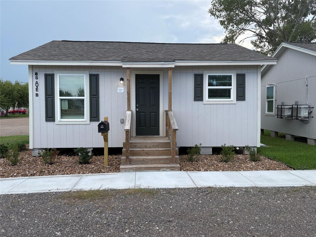 Exterior, Facade, Ranch