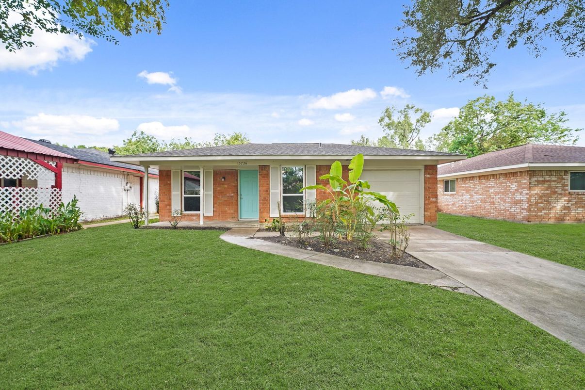 Attached, Exterior, Facade, Brick Facade, Ranch