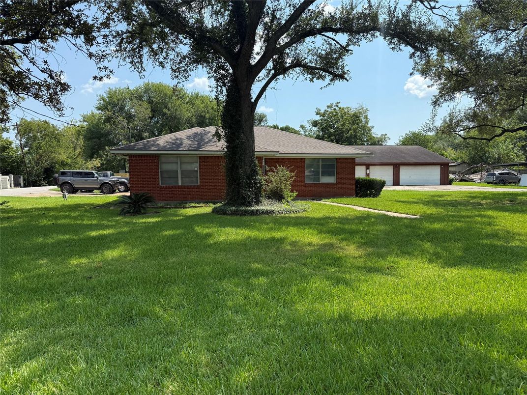 Attached, Exterior, Facade, Brick Facade, Ranch