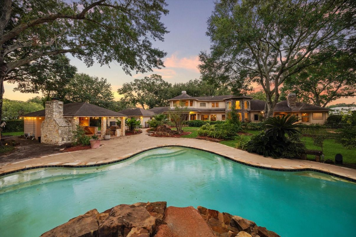 Exterior, Pool