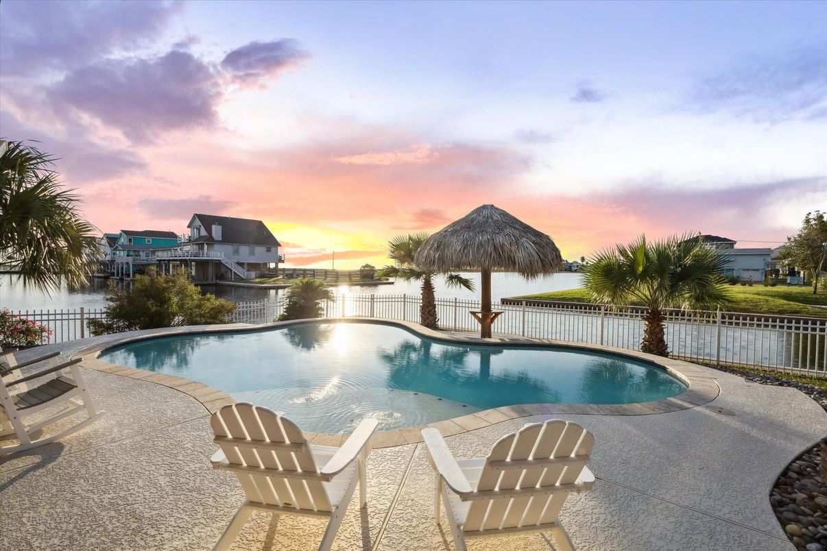 Exterior, Pool, Water