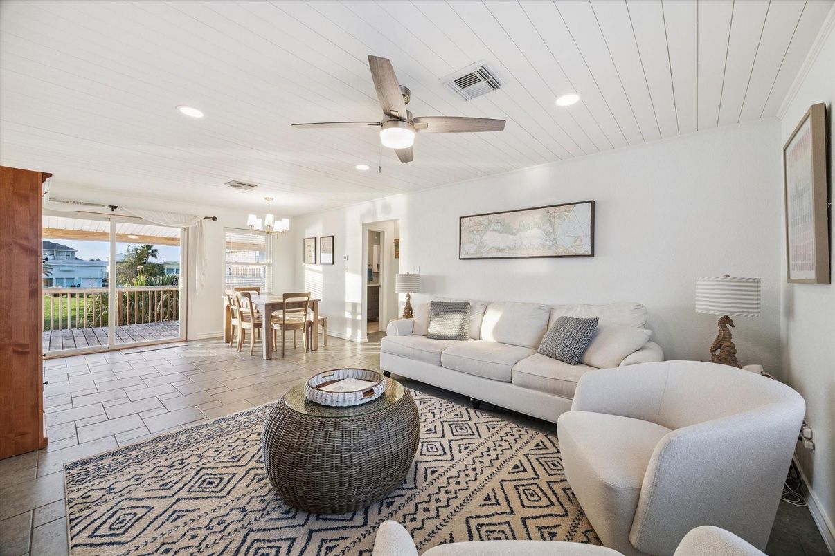 Chandelier, Dining room, Interior, Living room, Recessed Lighting, Wood Texture Flooring