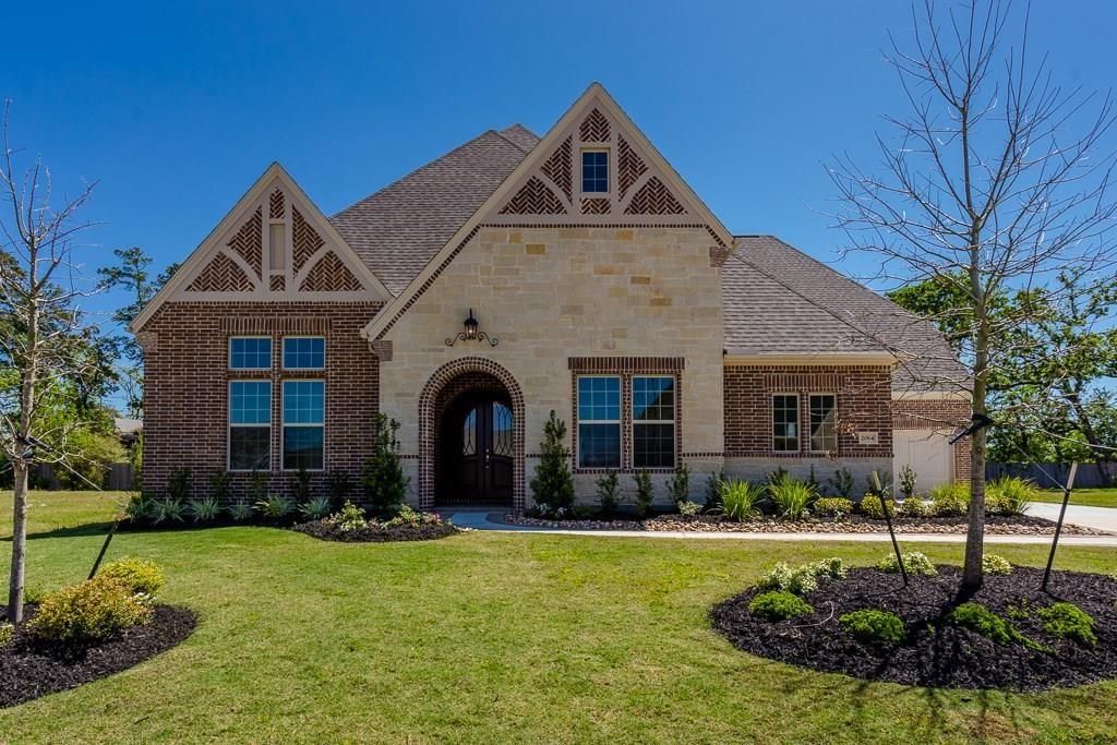 Backyard, Exterior, Facade, Brick Facade, Brick Traditional