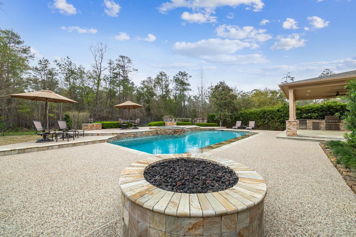 Exterior, Outdoor Kitchen, Pool