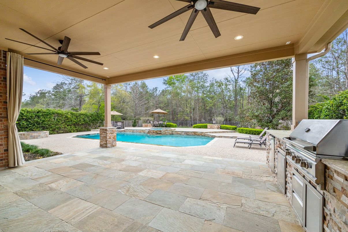 Exterior, Outdoor Kitchen, Pool