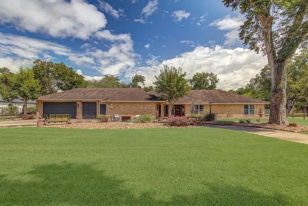 Attached, Backyard, Exterior, Facade, Brick Facade, Ranch