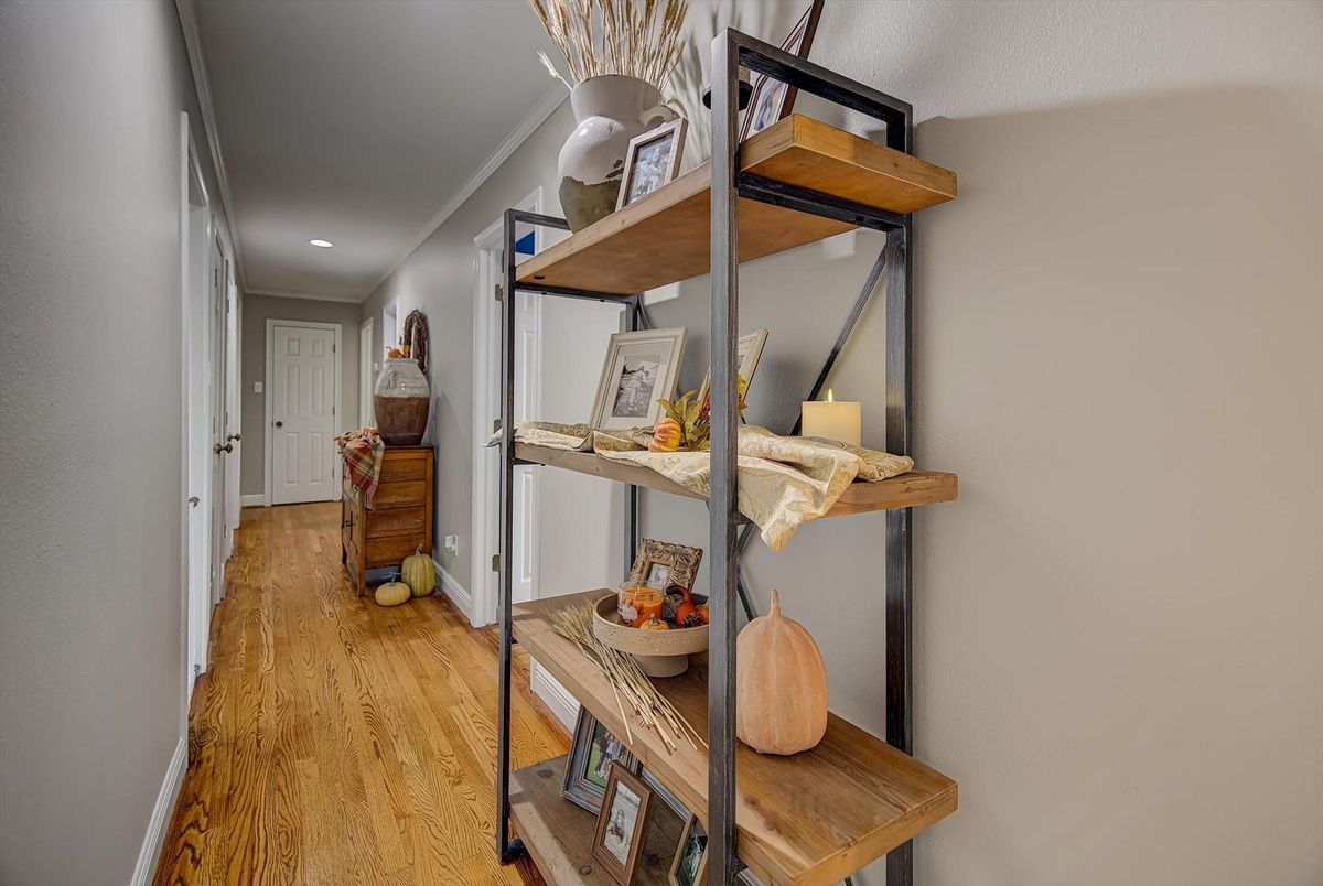 Interior, Recessed Lighting, Wood Texture Flooring