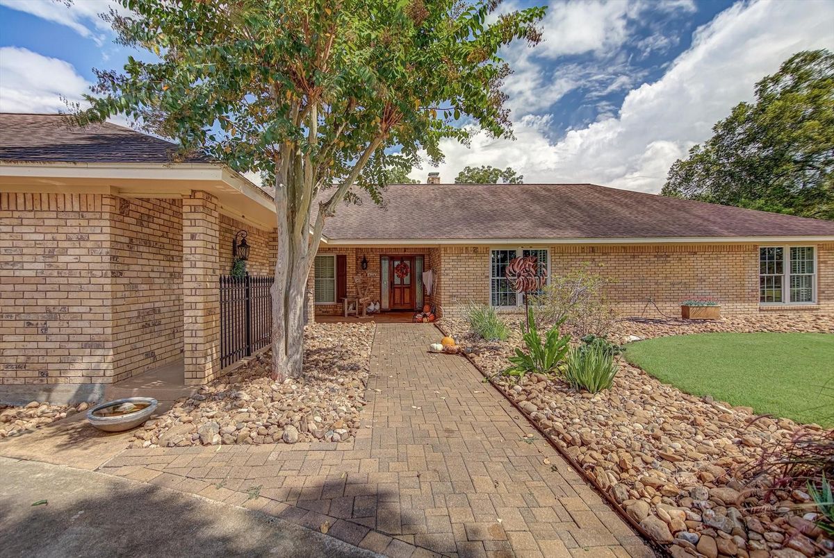 Exterior, Facade, Brick Facade, Ranch