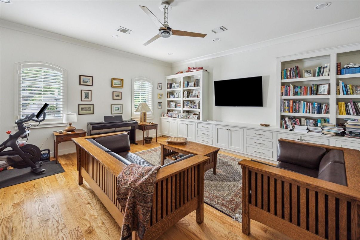 Fitness Equipment, Interior, Living room, Piano, Recessed Lighting, Wood Texture Flooring