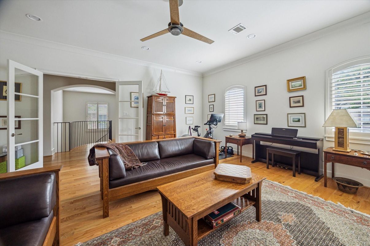 Fitness Equipment, Interior, Living room, Piano, Recessed Lighting, Wood Texture Flooring