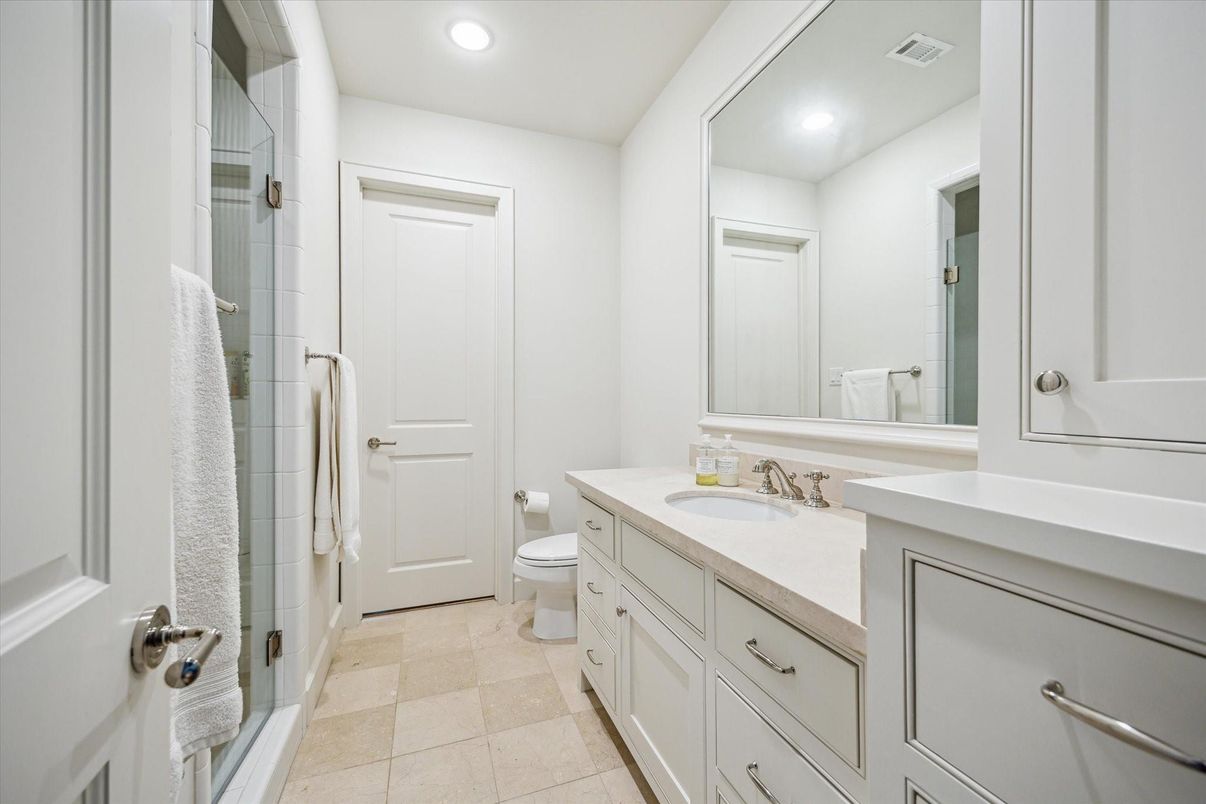 Bathroom, Dual Sink Vanities, Interior, Recessed Lighting