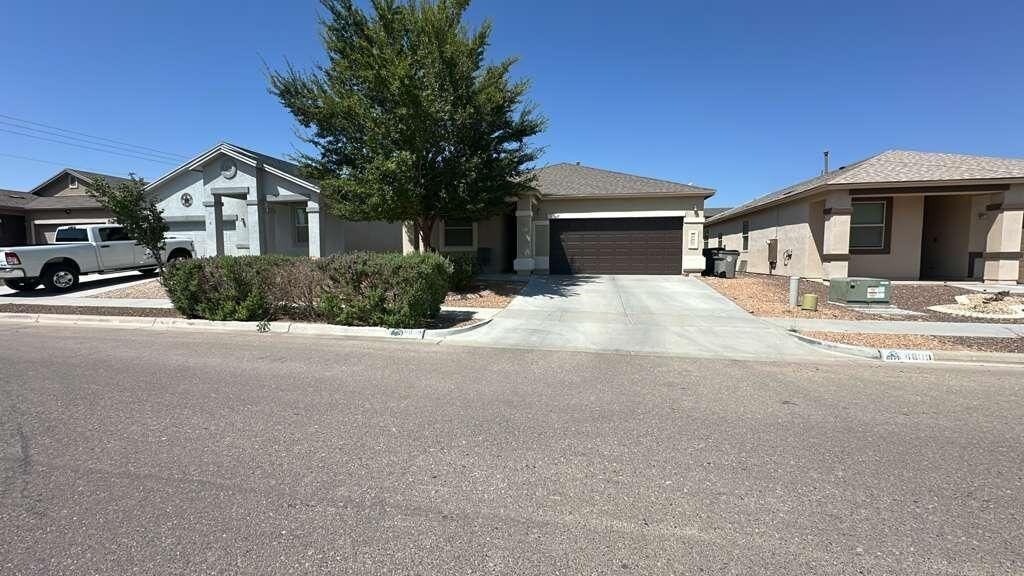 Attached, Exterior, Facade, Ranch