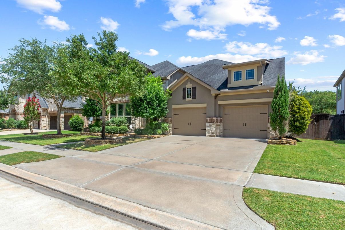 Attached, Exterior, Facade, French Provincial