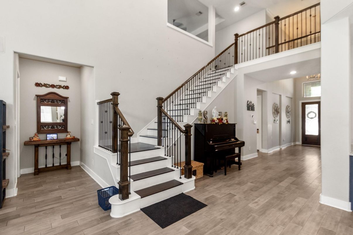 Interior, Piano, Recessed Lighting, Wood Texture Flooring