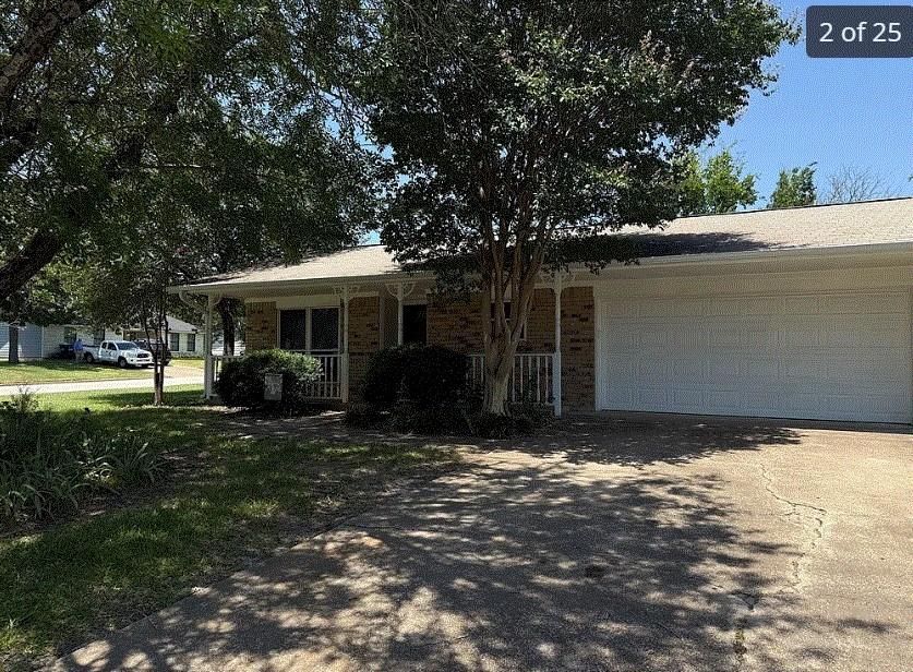 Attached, Exterior, Facade, Brick Facade, Ranch