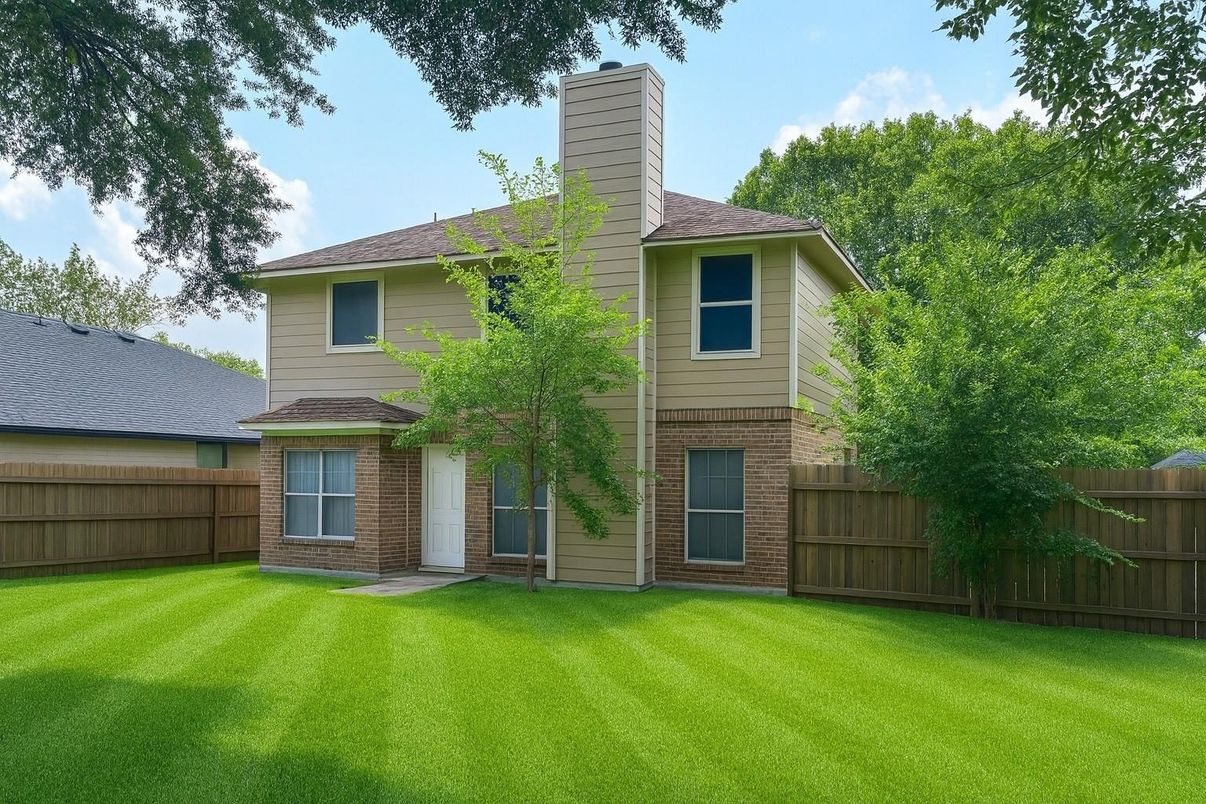 Exterior, Facade, Brick Facade, Split Level
