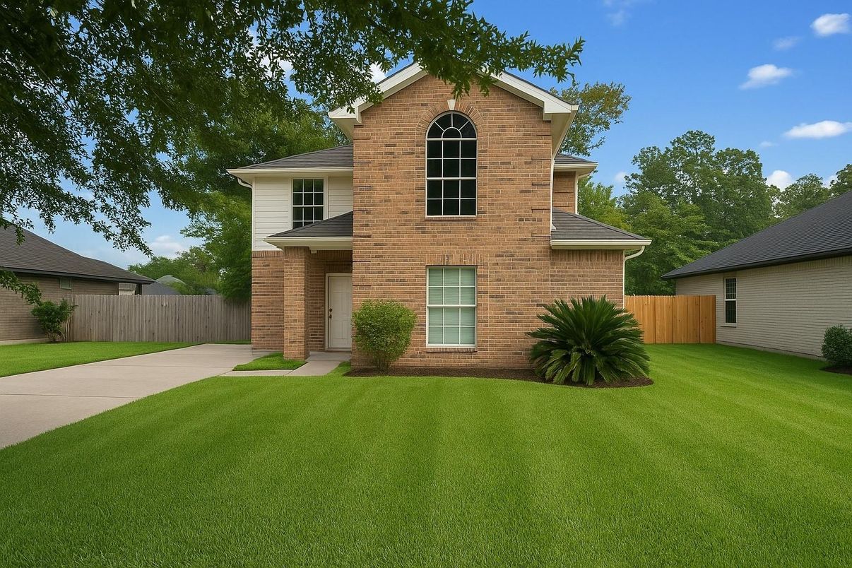 Backyard, Exterior, Facade, Brick Facade, Brick Traditional