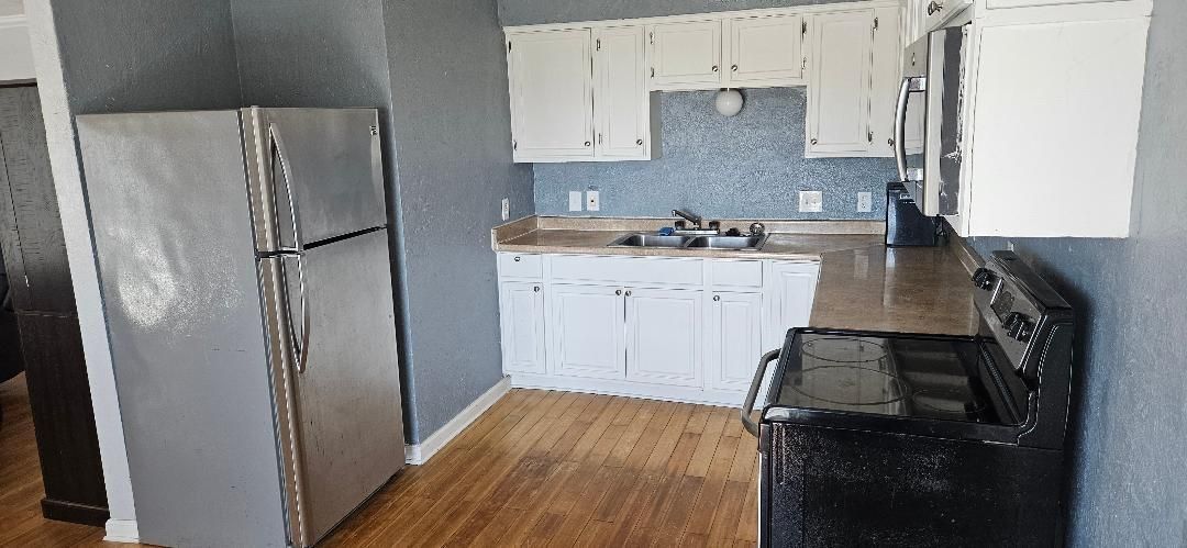 Interior, Kitchen, Washer, Wood Texture Flooring
