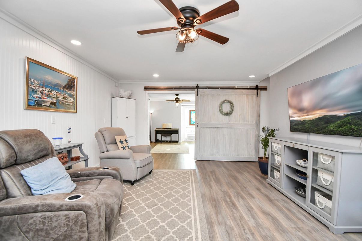Interior, Living room, Recessed Lighting, Wood Texture Flooring