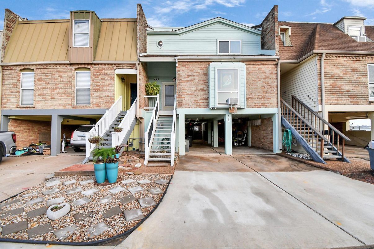 Exterior, Facade, Brick Facade, Rowhouse