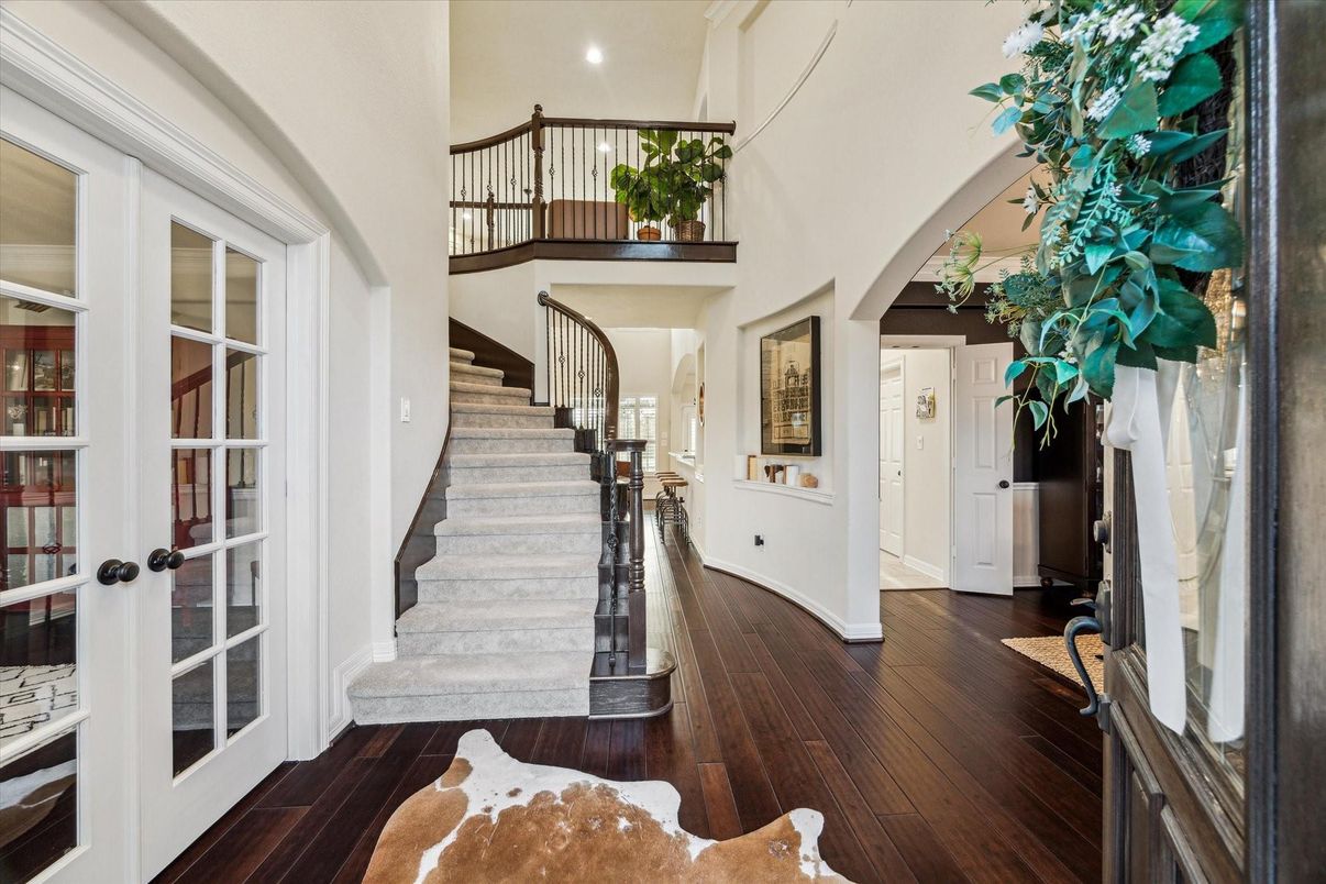 Interior, Recessed Lighting, Wood Texture Flooring