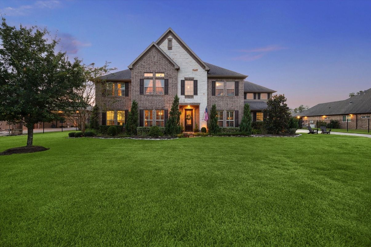 Backyard, Exterior, Facade, Brick Facade, Brick Traditional