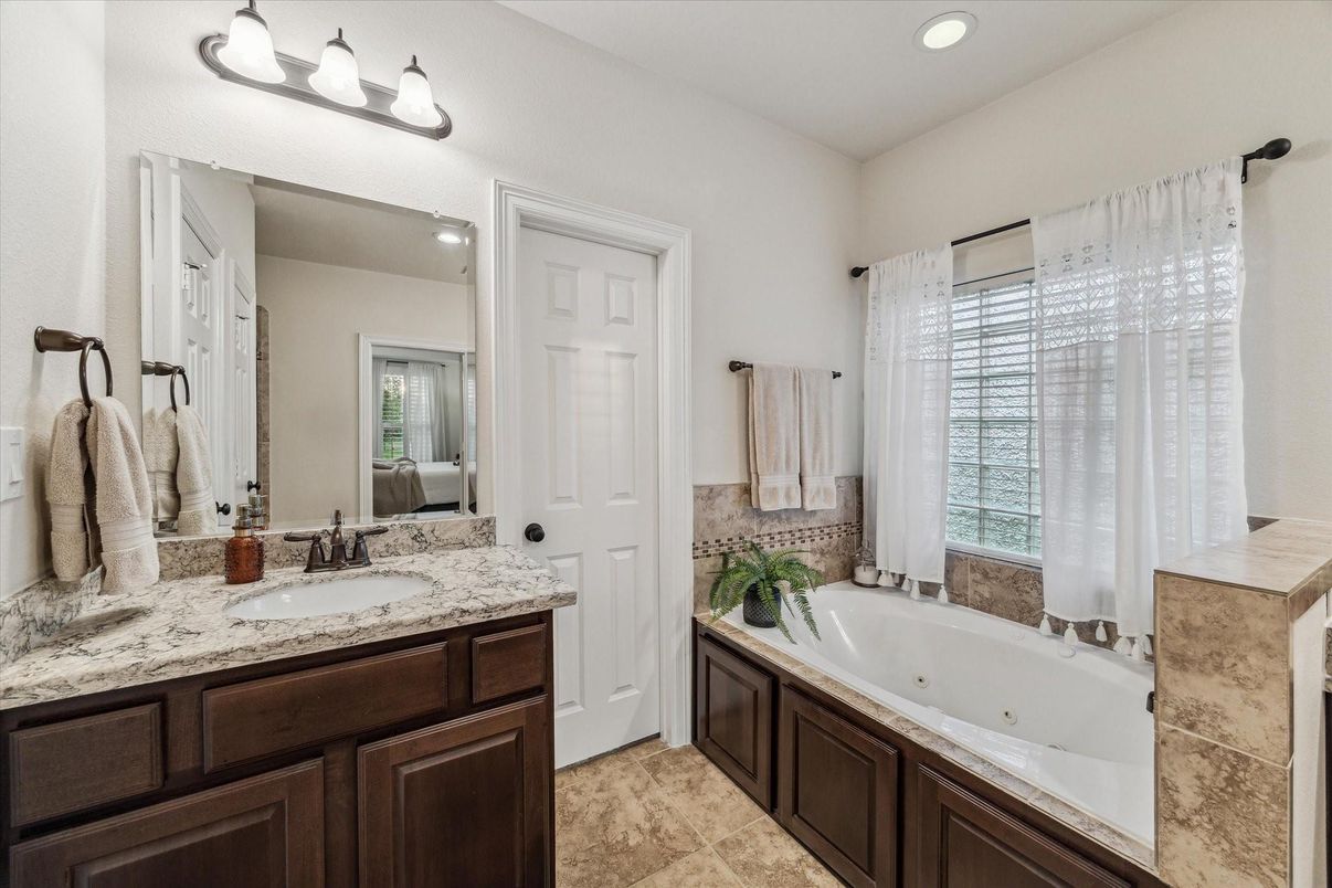 Bathroom, Dual Sink Vanities, Interior, Recessed Lighting