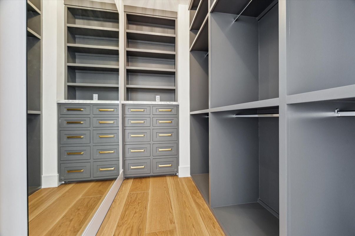 Interior, Walk-in Closets, Wood Texture Flooring