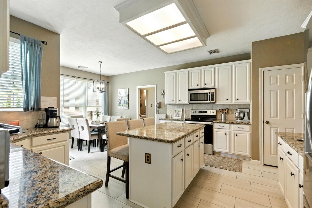 Dining room, Interior, Kitchen, Pendant Lights, Stainless Steel Appliances
