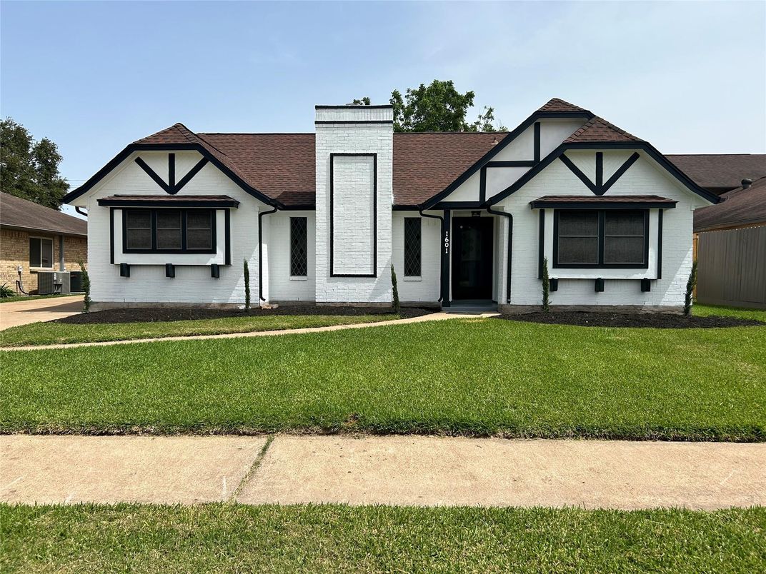 Exterior, Facade, Tudor Revival
