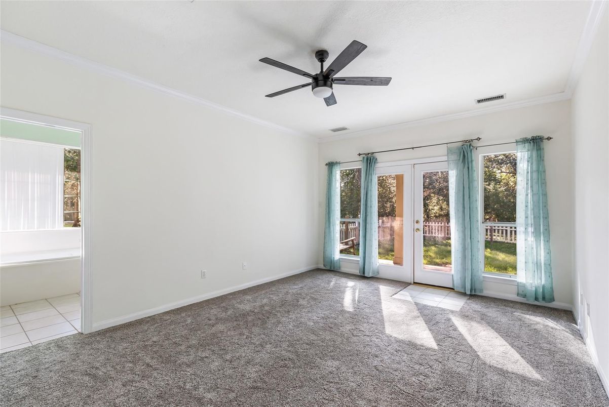 Empty room, Interior