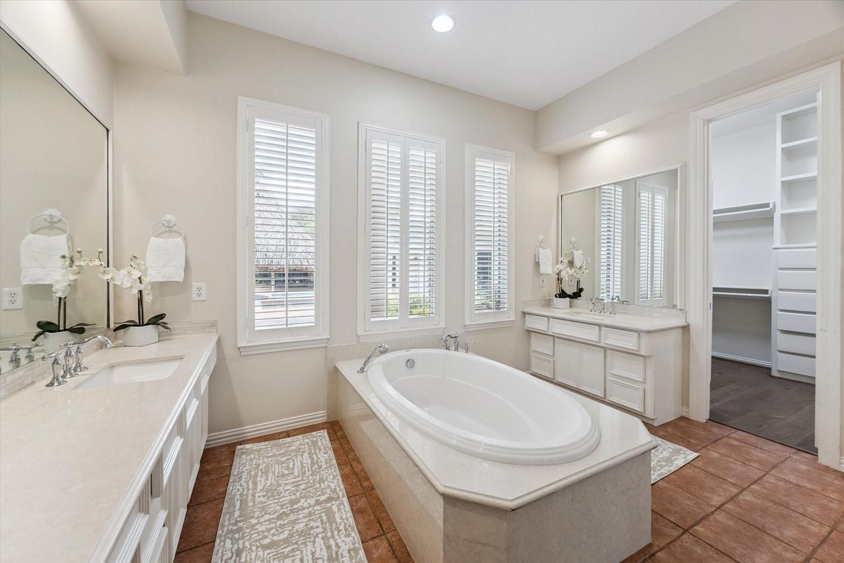 Bathroom, Dual Sink Vanities, Interior, Recessed Lighting