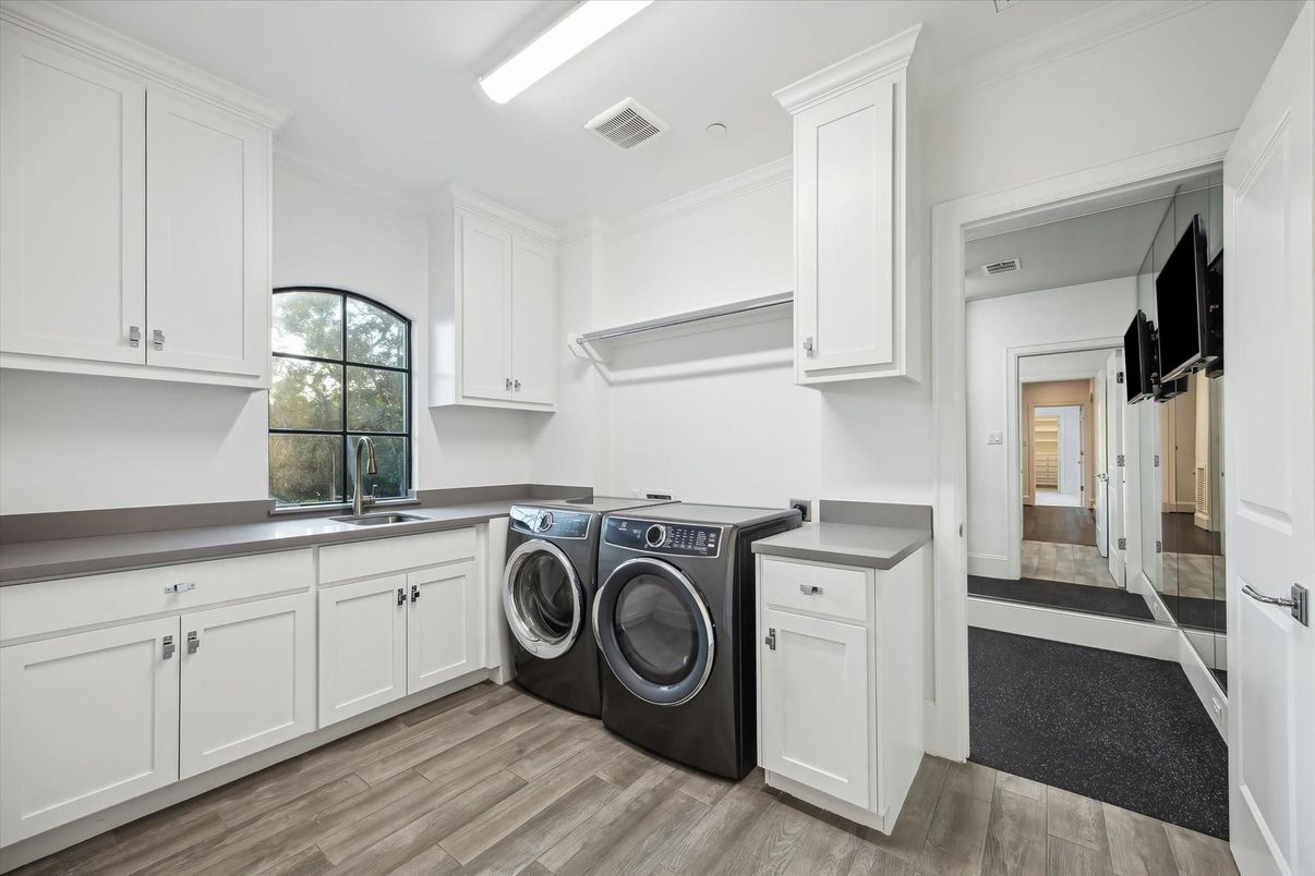 Interior, Recessed Lighting, Washer, Wood Texture Flooring