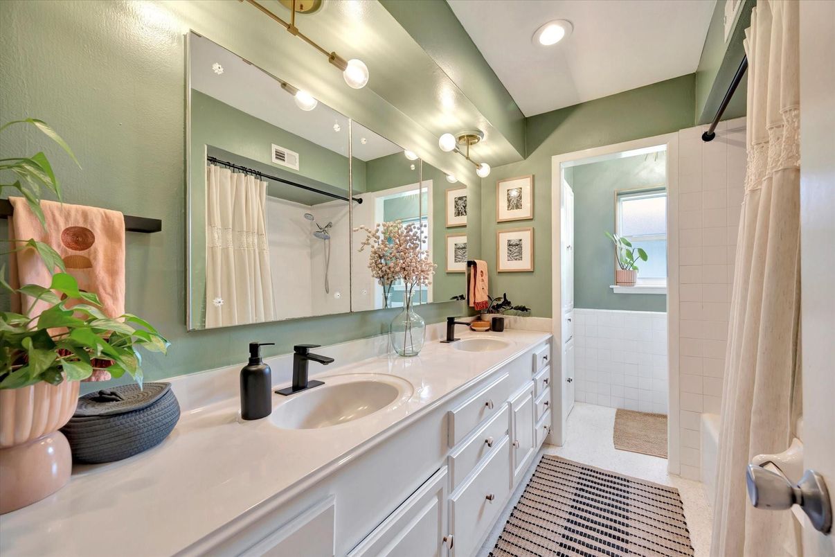 Bathroom, Dual Sink Vanities, Interior, Recessed Lighting