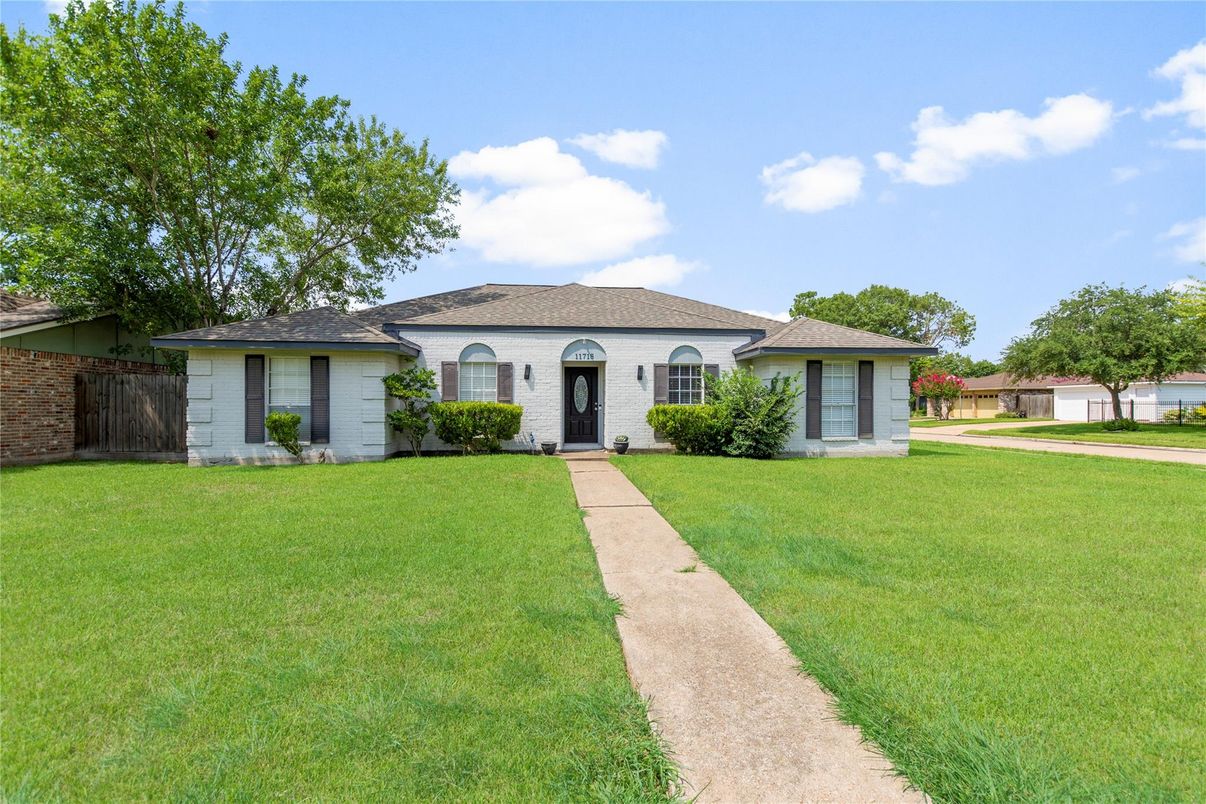 Backyard, Exterior, Facade, Ranch