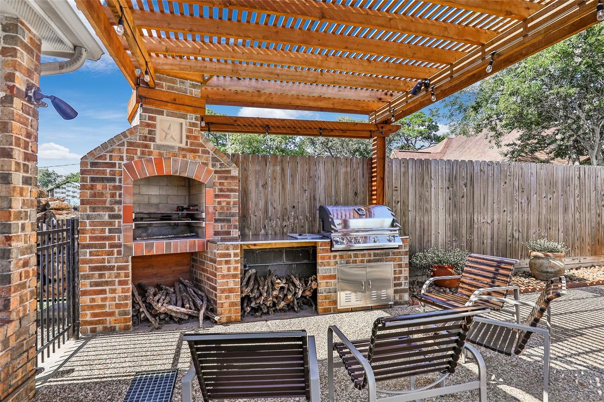Exterior, Fireplace, Outdoor Kitchen