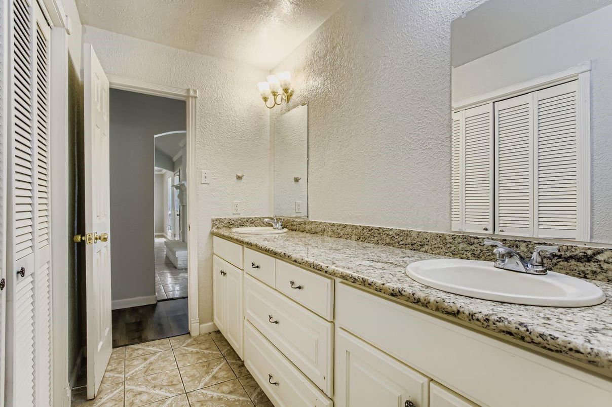 Bathroom, Dual Sink Vanities, Interior