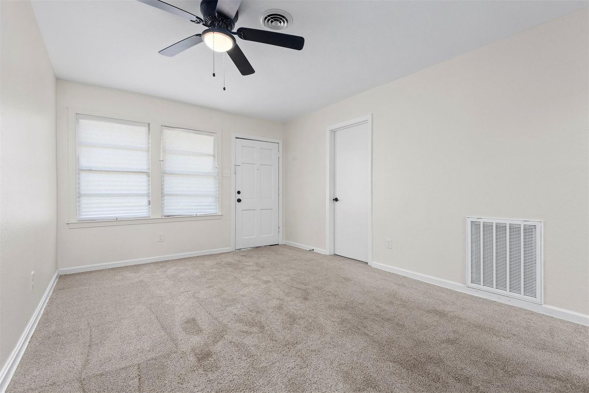 Empty room, Interior