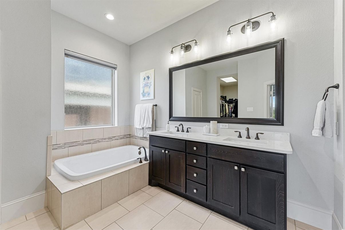 Bathroom, Dual Sink Vanities, Interior, Recessed Lighting