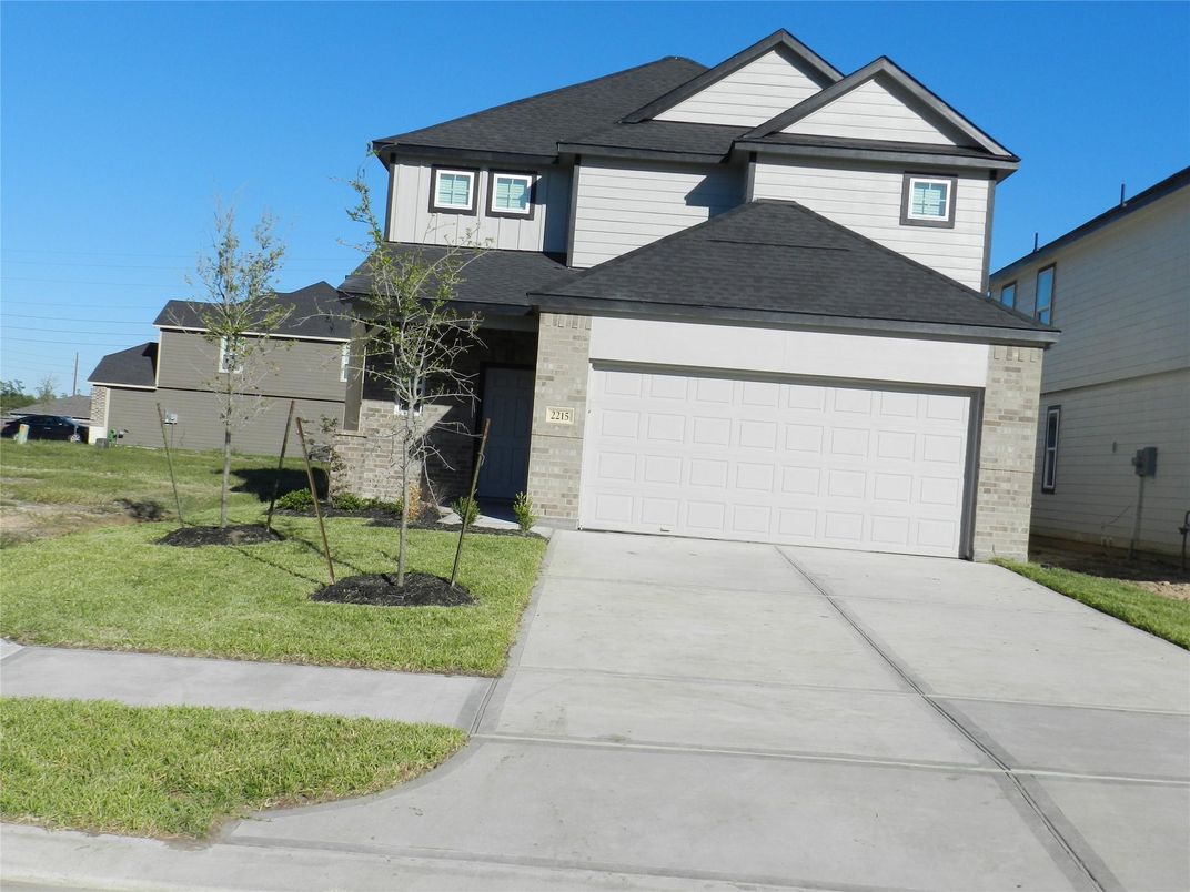 Attached, Exterior, Facade, American Craftsman
