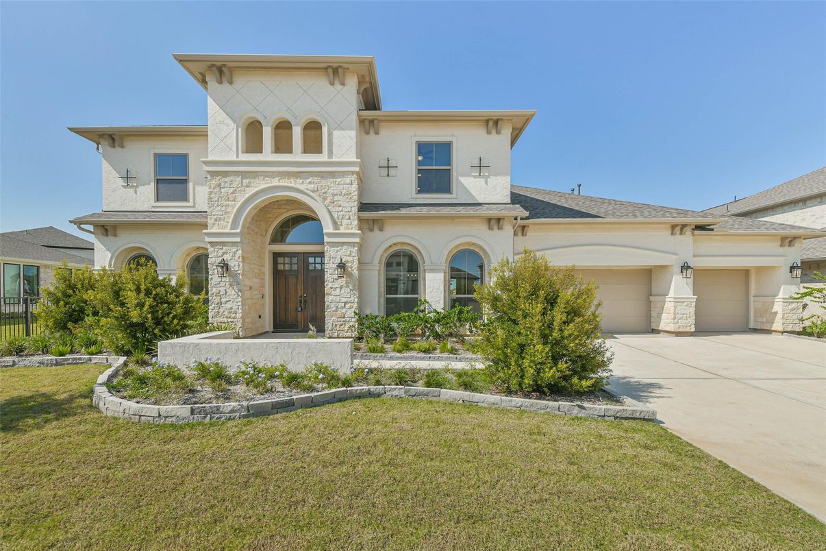 Attached, Exterior, Facade, Mediterranean
