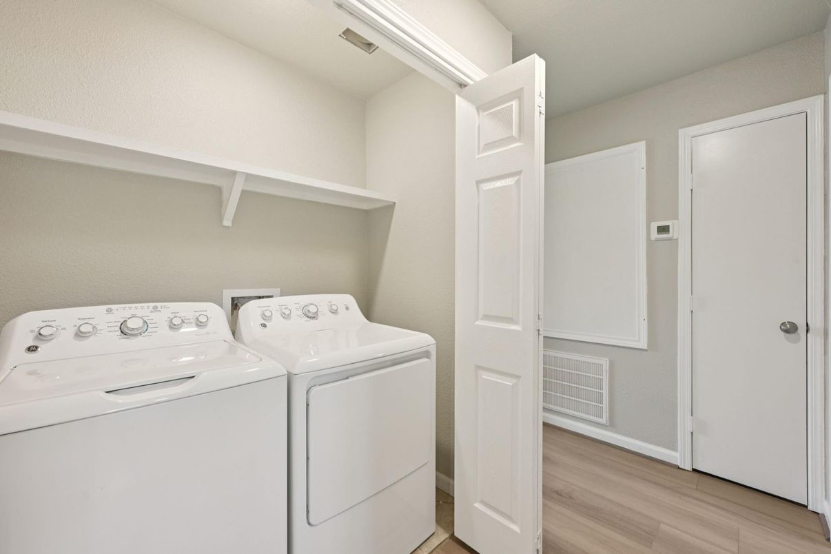 Interior, Utility Closets, Washer, Wood Texture Flooring