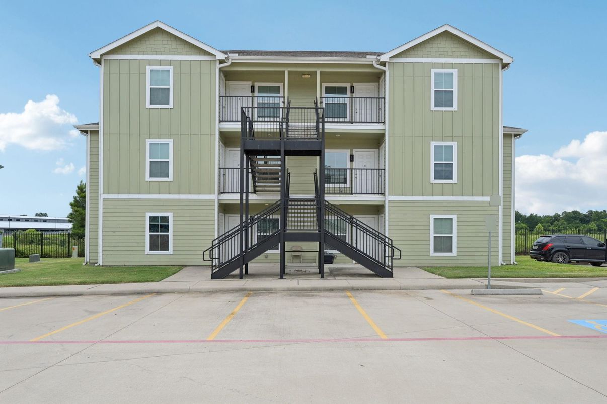 Exterior, Facade, Rowhouse