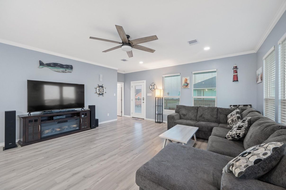 Interior, Living room, Recessed Lighting, Wood Texture Flooring