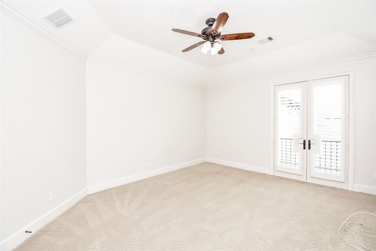 Empty room, Interior