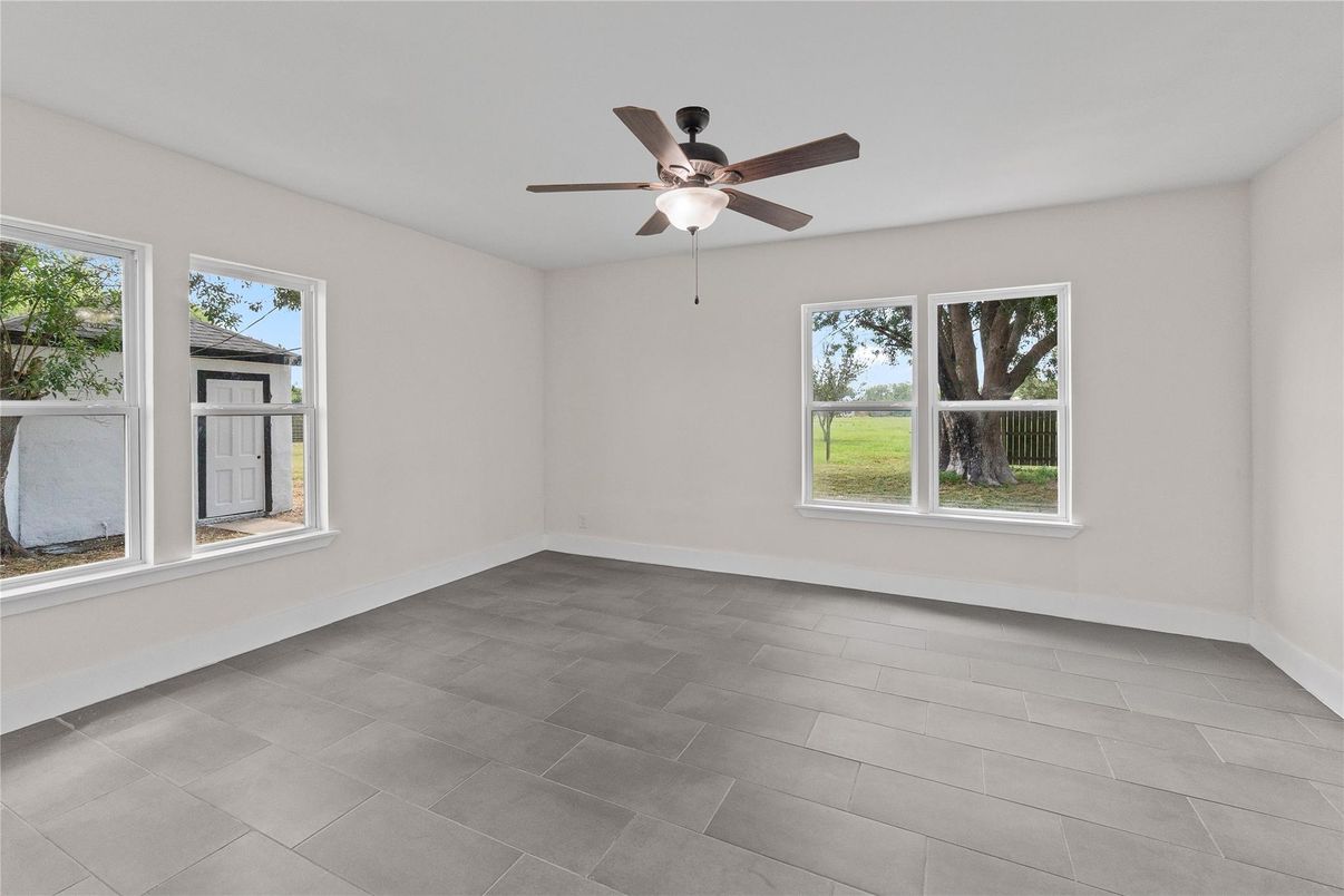 Empty room, Interior