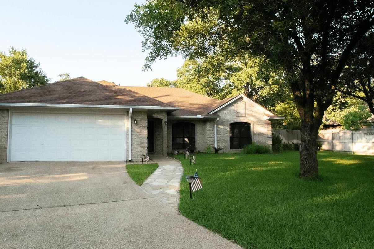Attached, Backyard, Exterior, Facade, Brick Facade, Ranch