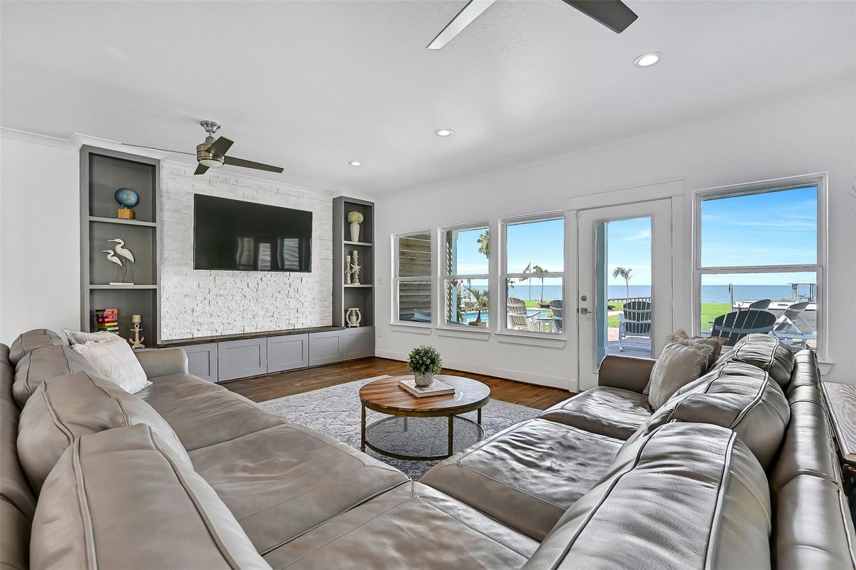 Interior, Living room, Recessed Lighting, Water, Wood Texture Flooring