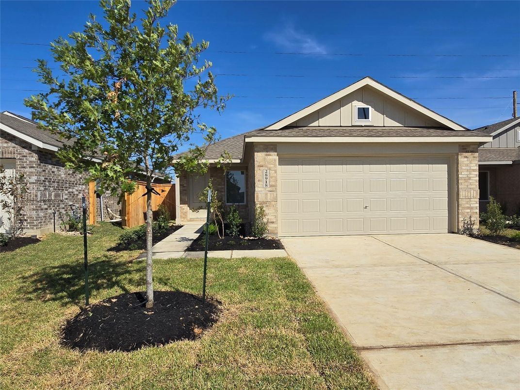 Attached, Exterior, Facade, American Craftsman